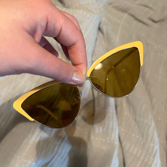Stylish Yellow Cat-Eye Sunglasses - Picture 3 of 4